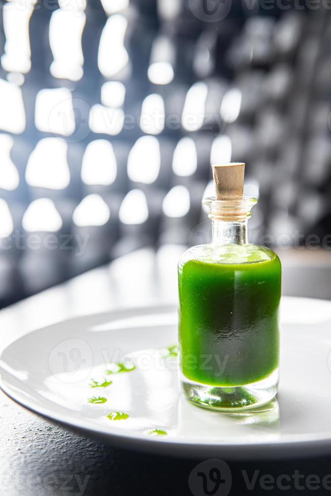 olio verde prezzemolo o basilico menta fresca foto