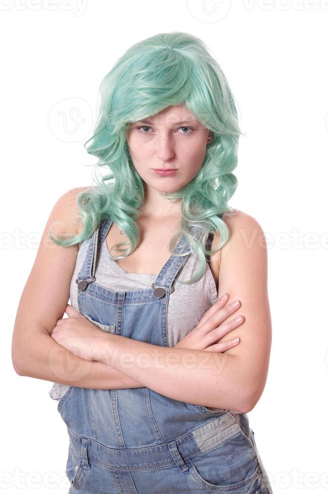 giovane donna con verde capelli broncio foto