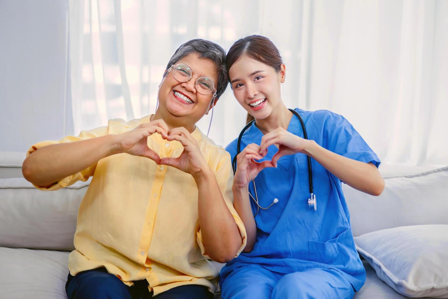 giovane infermiera e un anziano persona dare un' pollici su mostrando il bene Salute a partire dal il trattamento di il anziano foto
