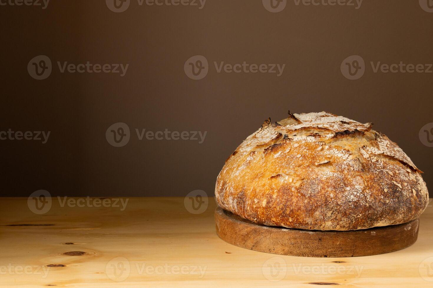 salutare e molto croccante lievito pane riposo su un' tavola. foto