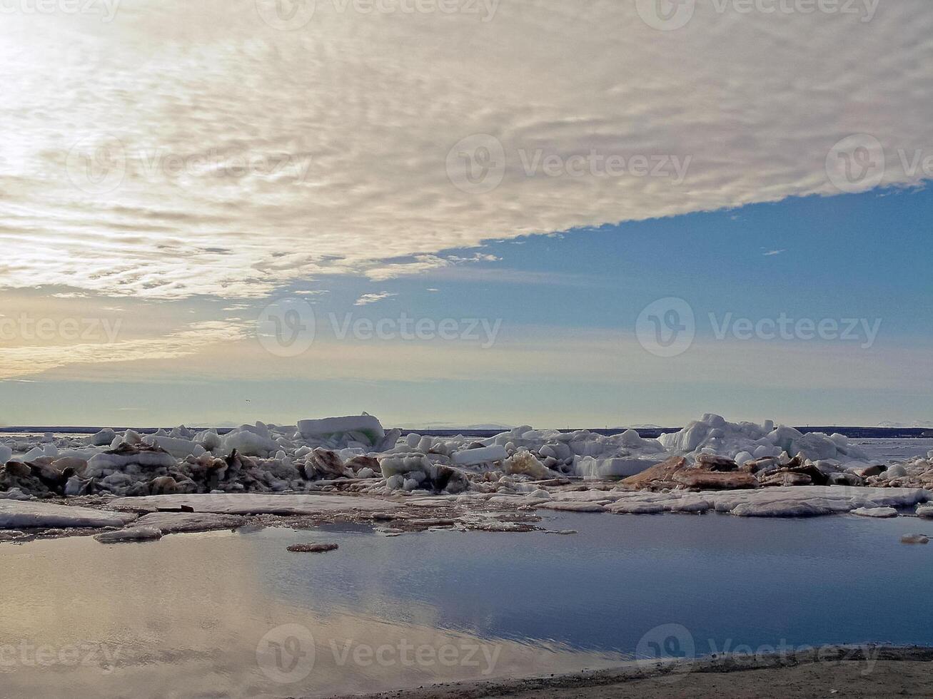 fusione neve nel il primavera. il primavera calore volontà fusione il neve. foto