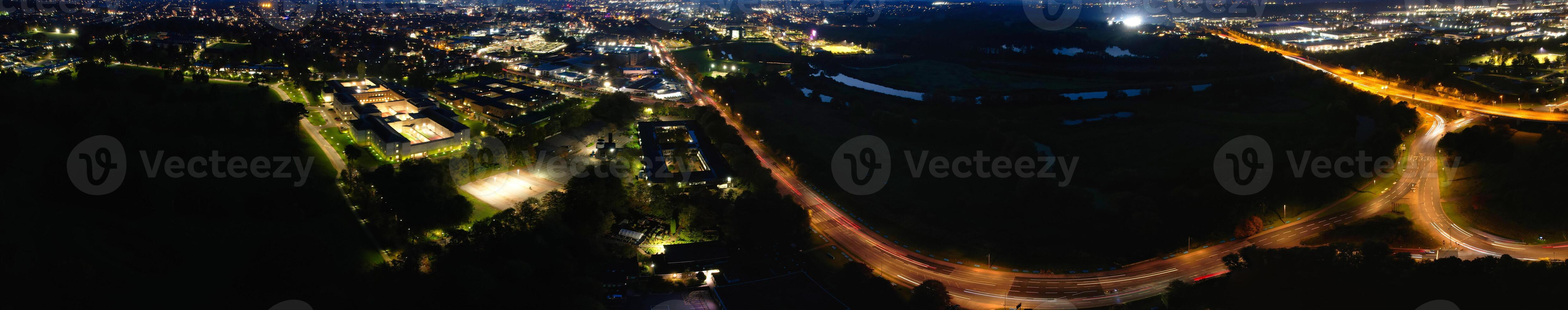 aereo panoramico Visualizza di illuminato Northampton città di Inghilterra, UK durante notte di ottobre 25, 2023 foto