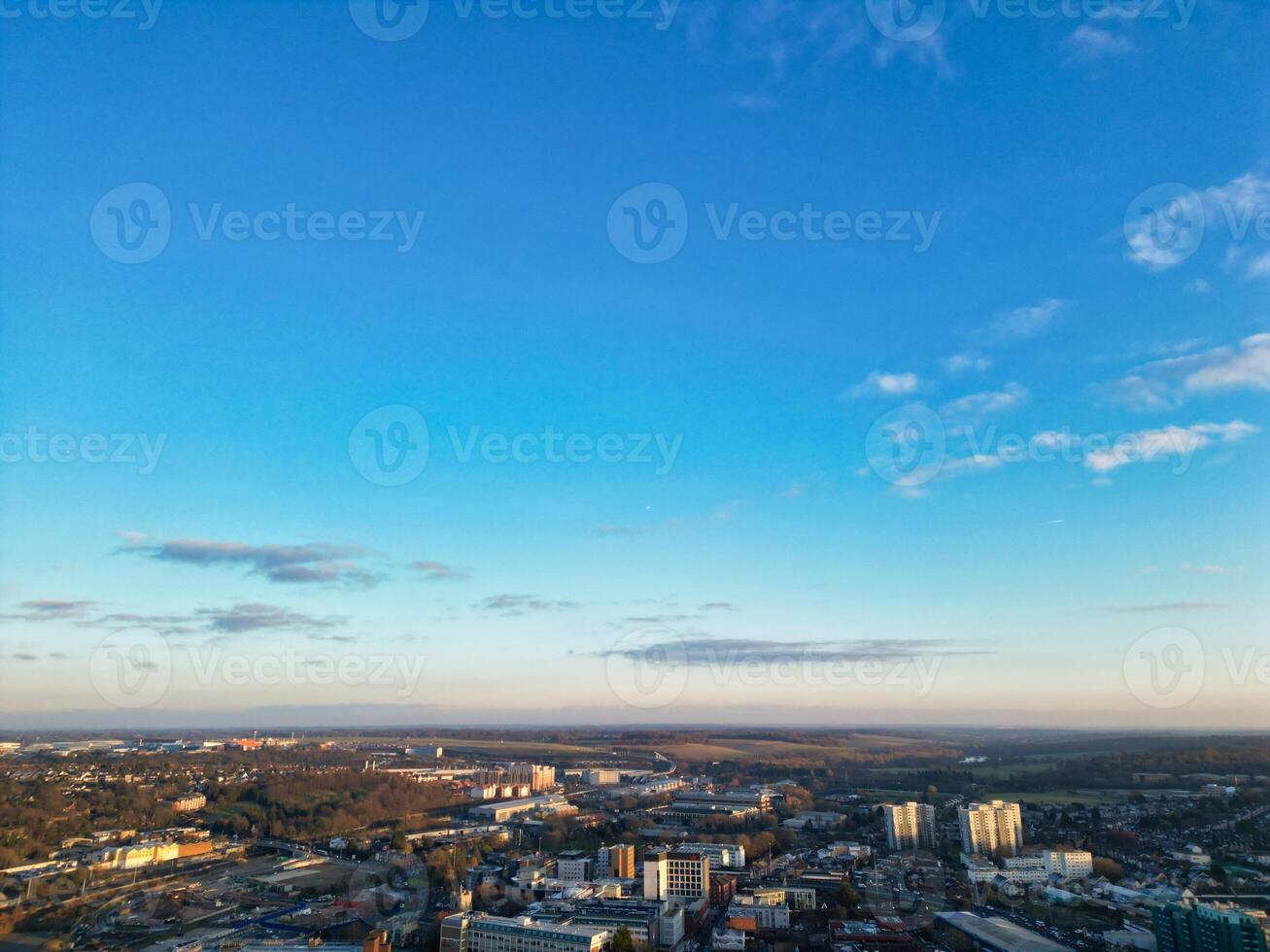 alto angolo Visualizza di centrale luton città di Inghilterra UK durante tramonto volta. dicembre 1°, 2023 foto