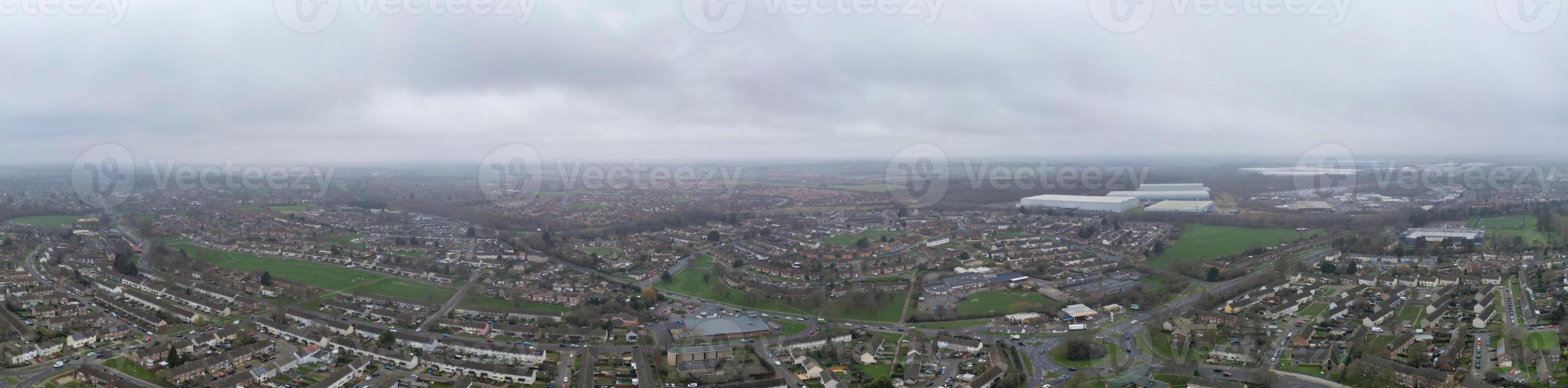 aereo panoramico Visualizza di corby cittadina di Inghilterra unito regno durante nuvoloso e piovoso tempo metereologico di inverno. gennaio 11, 2024 foto