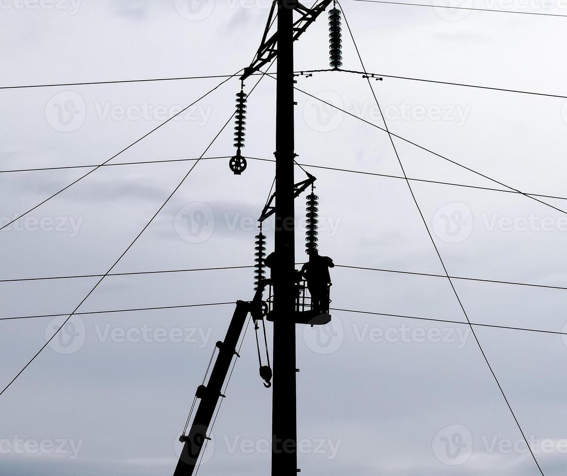 montaggio e installazione di nuovo supporto di un' energia linea foto