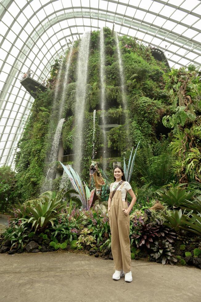 un' donna nel nube foresta cupola ambiente nel Singapore foto