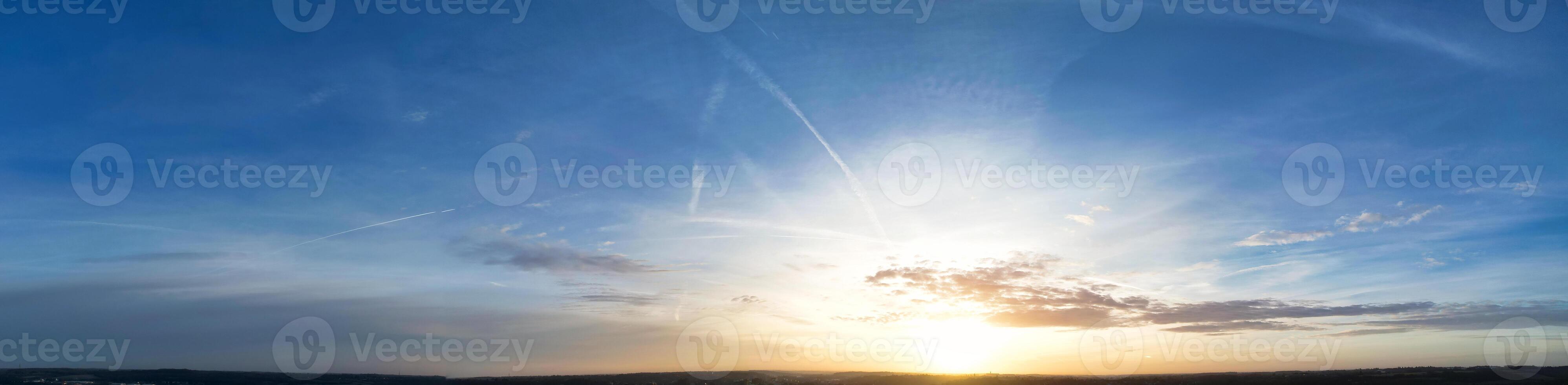 cielo e colorato nuvole al di sopra di Inghilterra foto