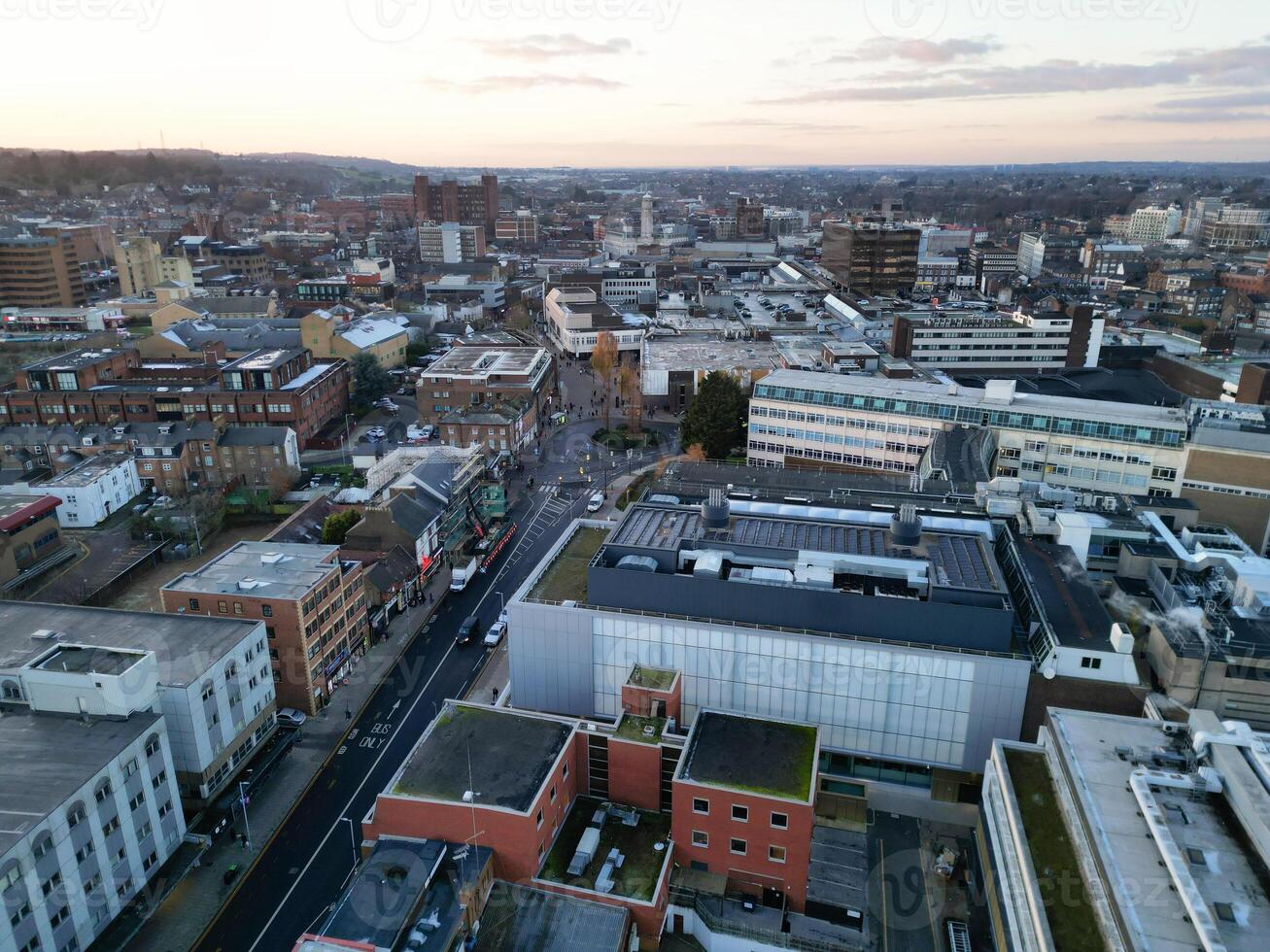 alto angolo Visualizza di centrale luton città di Inghilterra UK durante tramonto volta. dicembre 1°, 2023 foto