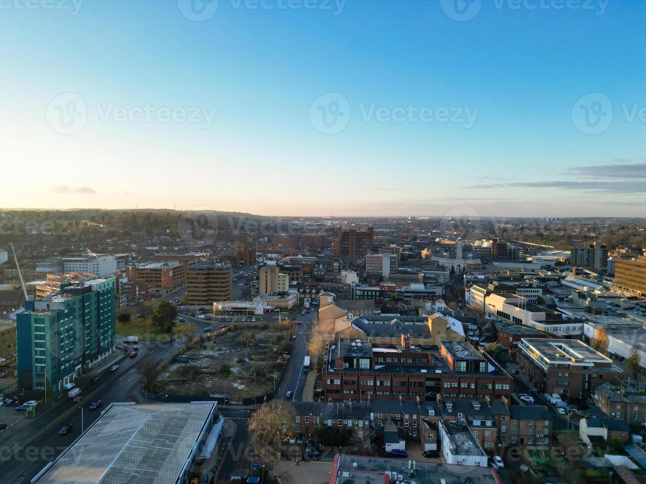 alto angolo Visualizza di centrale luton città di Inghilterra UK durante tramonto volta. dicembre 1°, 2023 foto