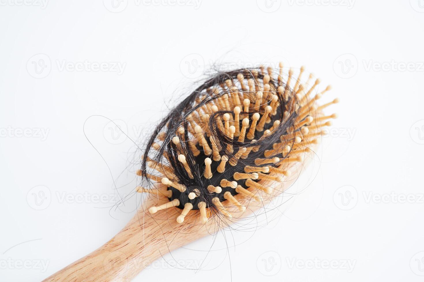 capelli perdita autunno con pettine spazzola isolato su bianca sfondo. foto