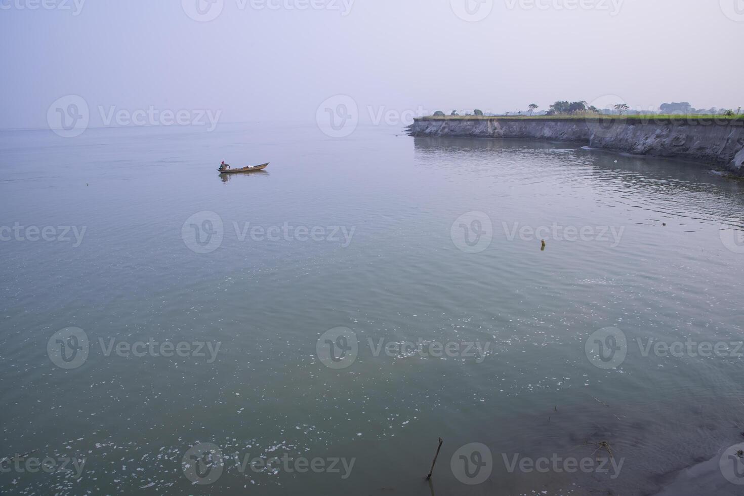 naturale paesaggio Visualizza di il banca di il padma fiume con il blu acqua foto