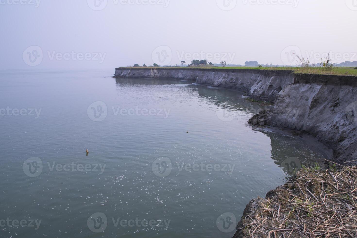 naturale paesaggio Visualizza di il banca di il padma fiume con il blu acqua foto