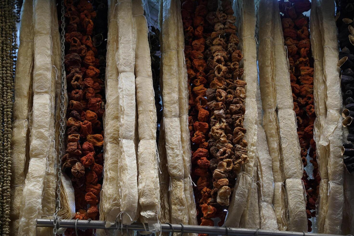 secco melanzane , peperoni , cetrioli e ocra a il bazar Istanbul mercato. secco verdure per per uso a inverno volta. foto