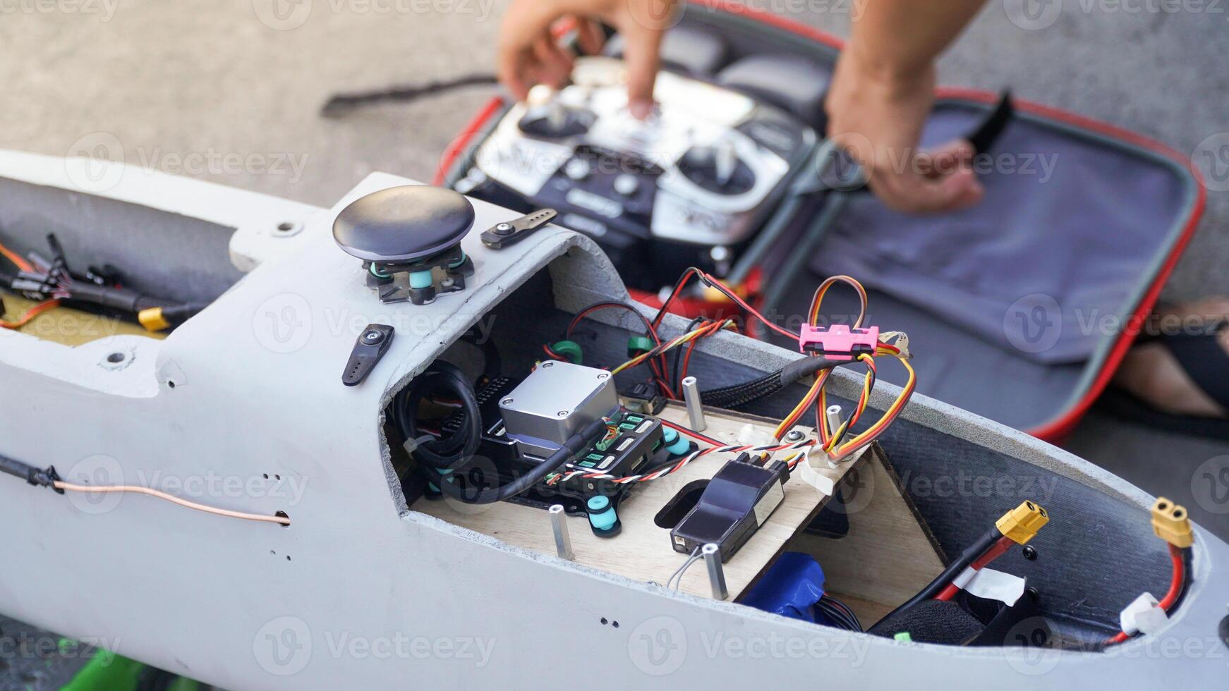 ingegnere progettazione e assemblaggio droni. fatti in casa aereo fatto a partire dal resina e carbonio fibra foto