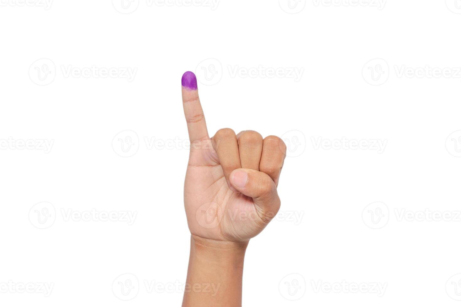 vicino su di mano gesto poco dito dopo voto. generale elezioni o pemilù per il Presidente e governo di Indonesia. il dito immerso nel viola inchiostro. isolato Immagine su bianca sfondo foto
