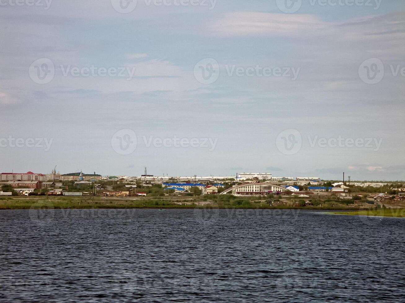 un' fiume baia vicino il settentrionale costiero villaggio. yamal. foto