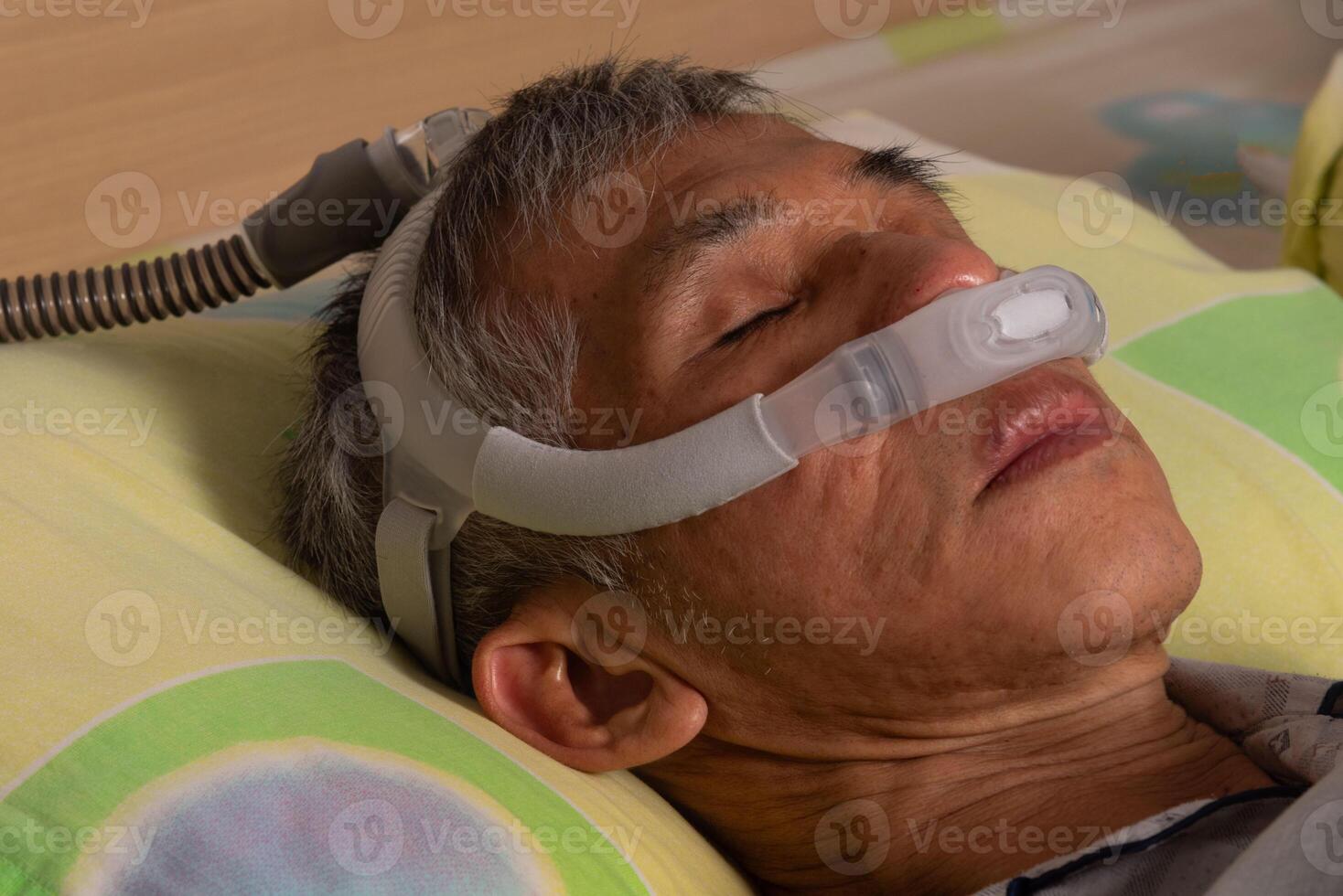 anziano uomo utilizzando medico cpap macchina foto