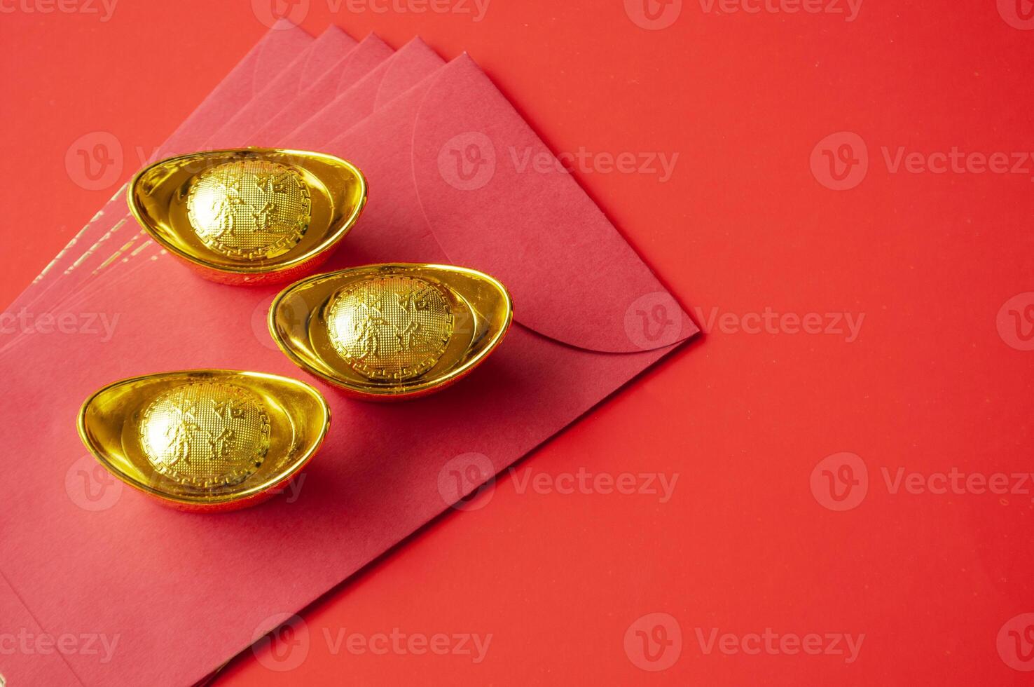 d'oro lingotto su superiore di rosso pacchetti. Cinese nuovo anno celebrazione concetto foto