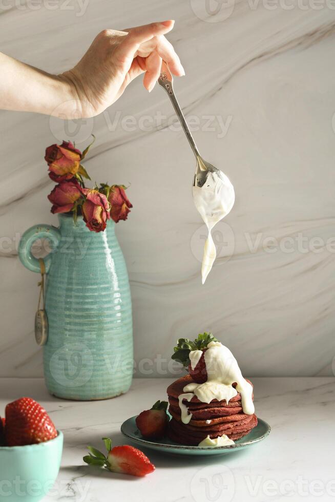 ancora vita con rosa fragola Pancakes su un' turchese piatto con acida crema foto