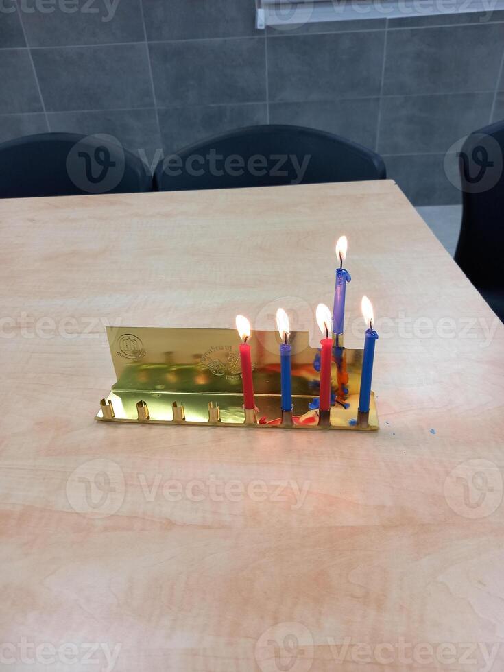 candele chanukah agli angoli delle strade foto