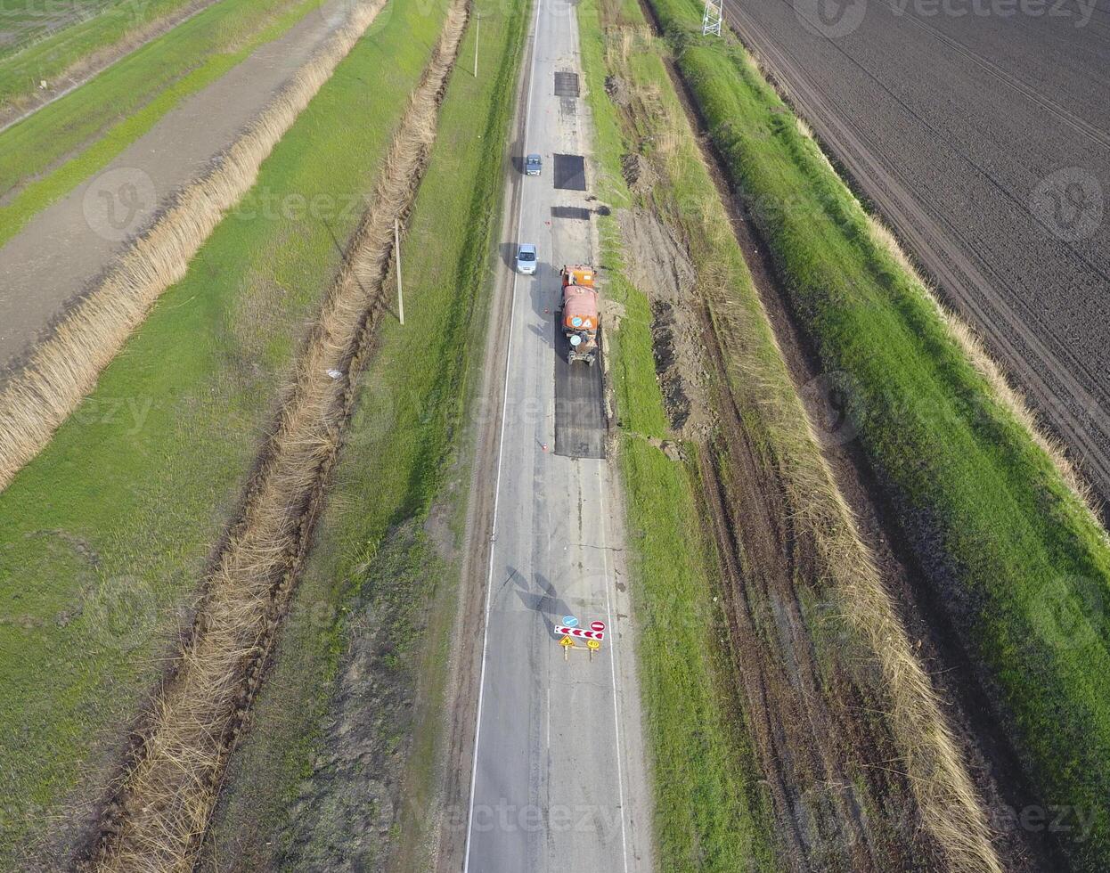 superiore Visualizza di il strada riparazione. tecniche per riparazione di asfalto. sostituzione di asfalto marciapiede. foto