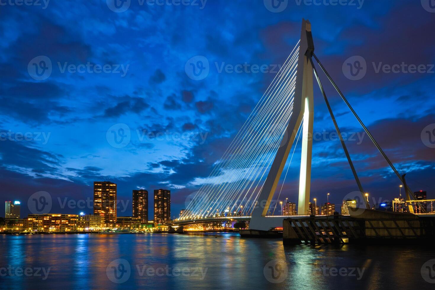 Visualizza di erasmus ponte erasmusbrug e rotterdam orizzonte. Rotterdam, Olanda foto