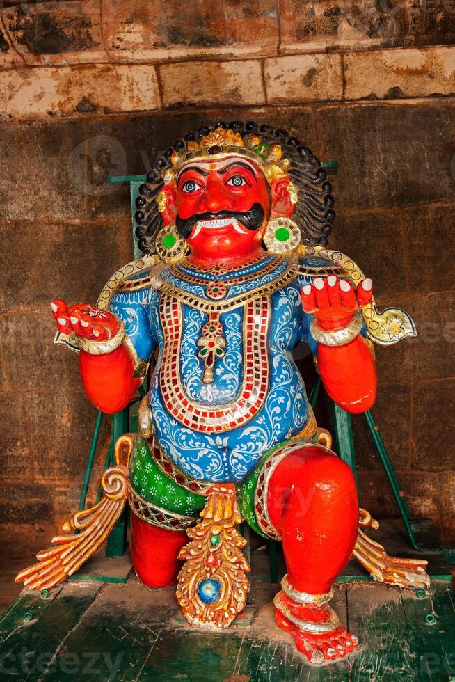 tamil indù divinità legna statua nel brihadishwarar tempio, thanjavur foto