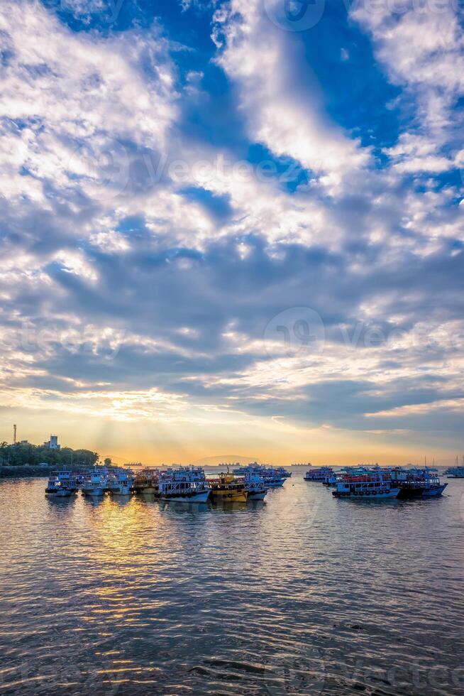 turista Barche nel mare su Alba nel mumbai, India foto