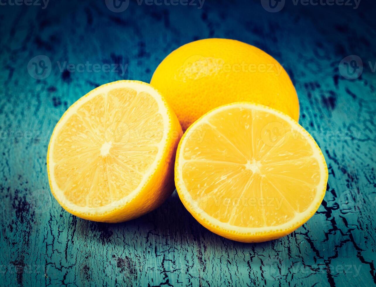 Limone e tagliare metà fette foto