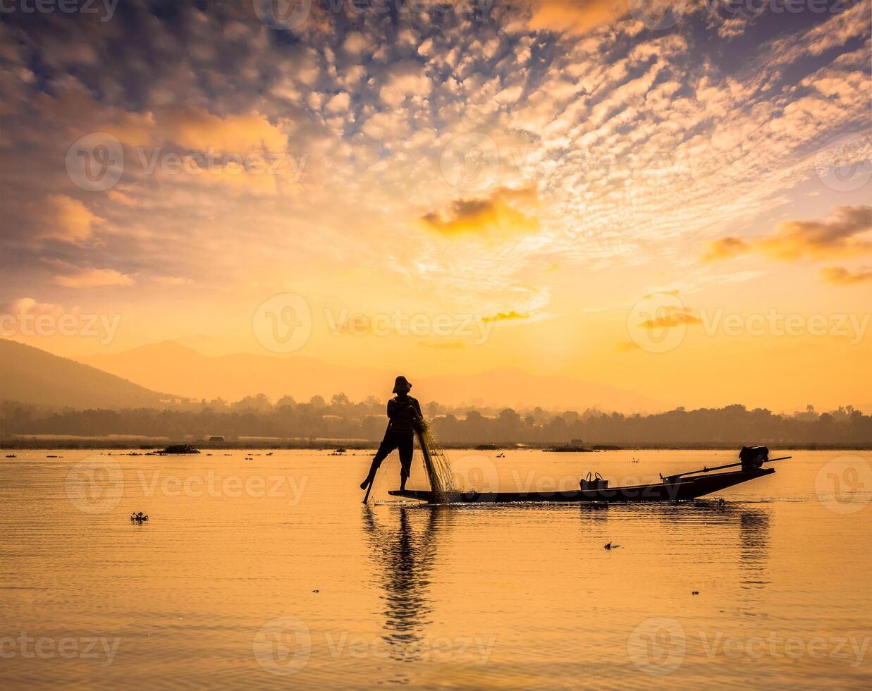 tradizionale birmano pescatore a inle lago Myanmar foto