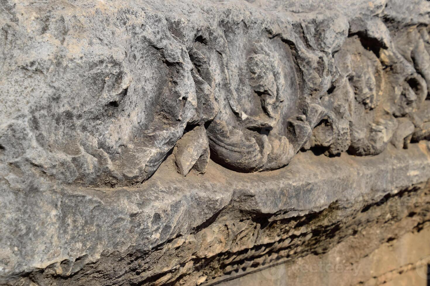 il elemento di il cancello di Adriano su il terra vicino il cancello. rovine di antico costruzione. foto