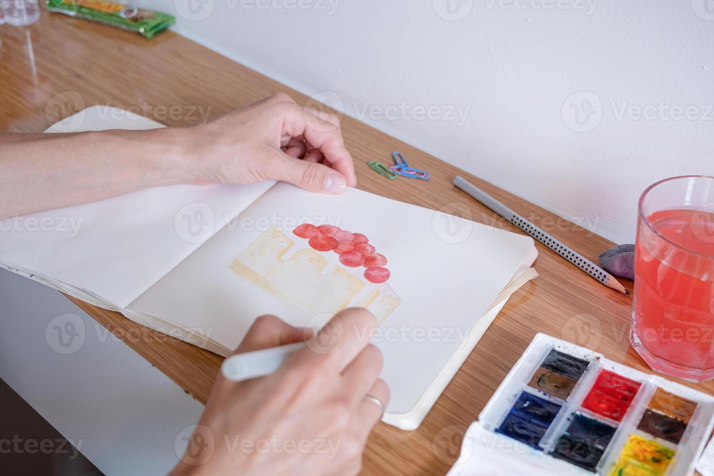 irriconoscibile donna disegno acquerello su Hotel camera tavolo foto