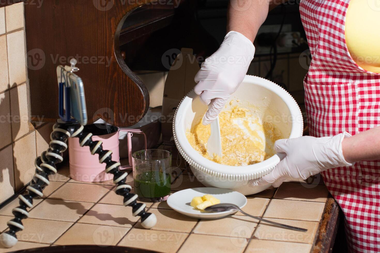 donna cucinando spinaci muffin passo di fare un passo, miscelazione ingredienti con spatola foto