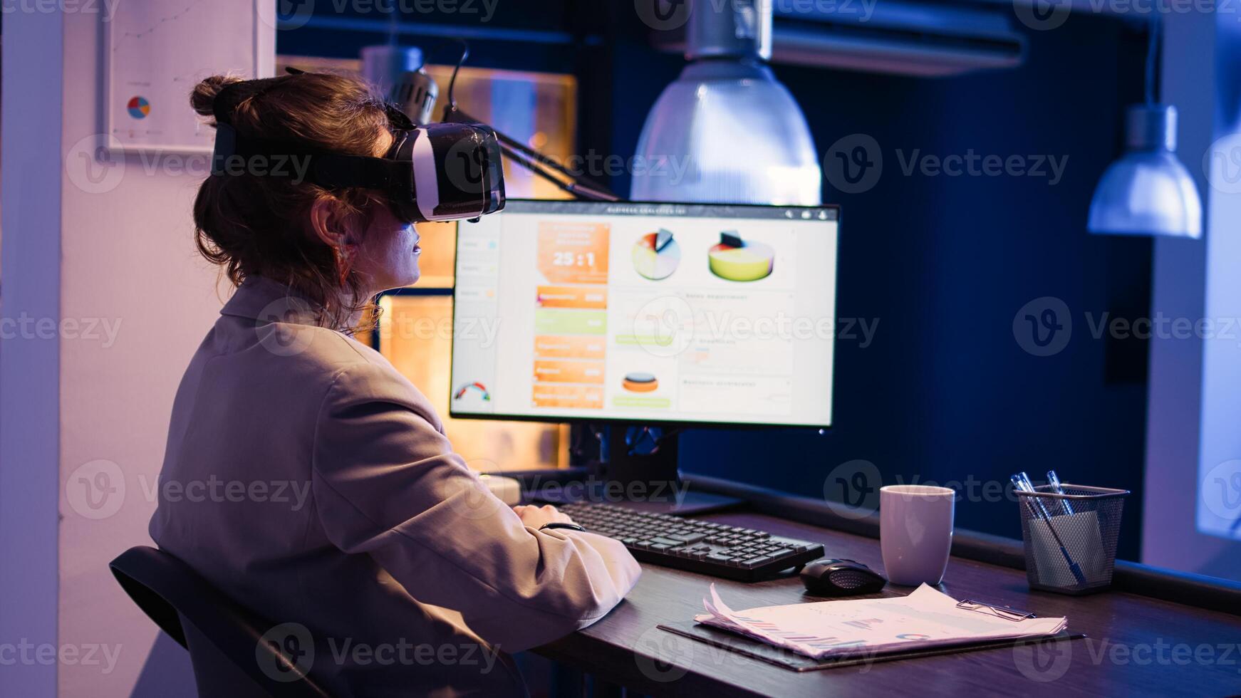 aziendale consulente pianificazione rapporto con vr bicchieri a scrivania, Lavorando con virtuale la realtà 3d ambiente per aumentare profitto a notte. giovane donna utilizzando 3d simulazione occhiali. palmare sparo. foto