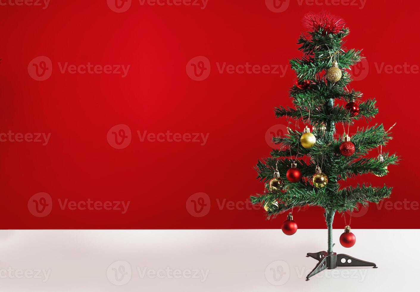 Natale albero con rosso sfondo foto