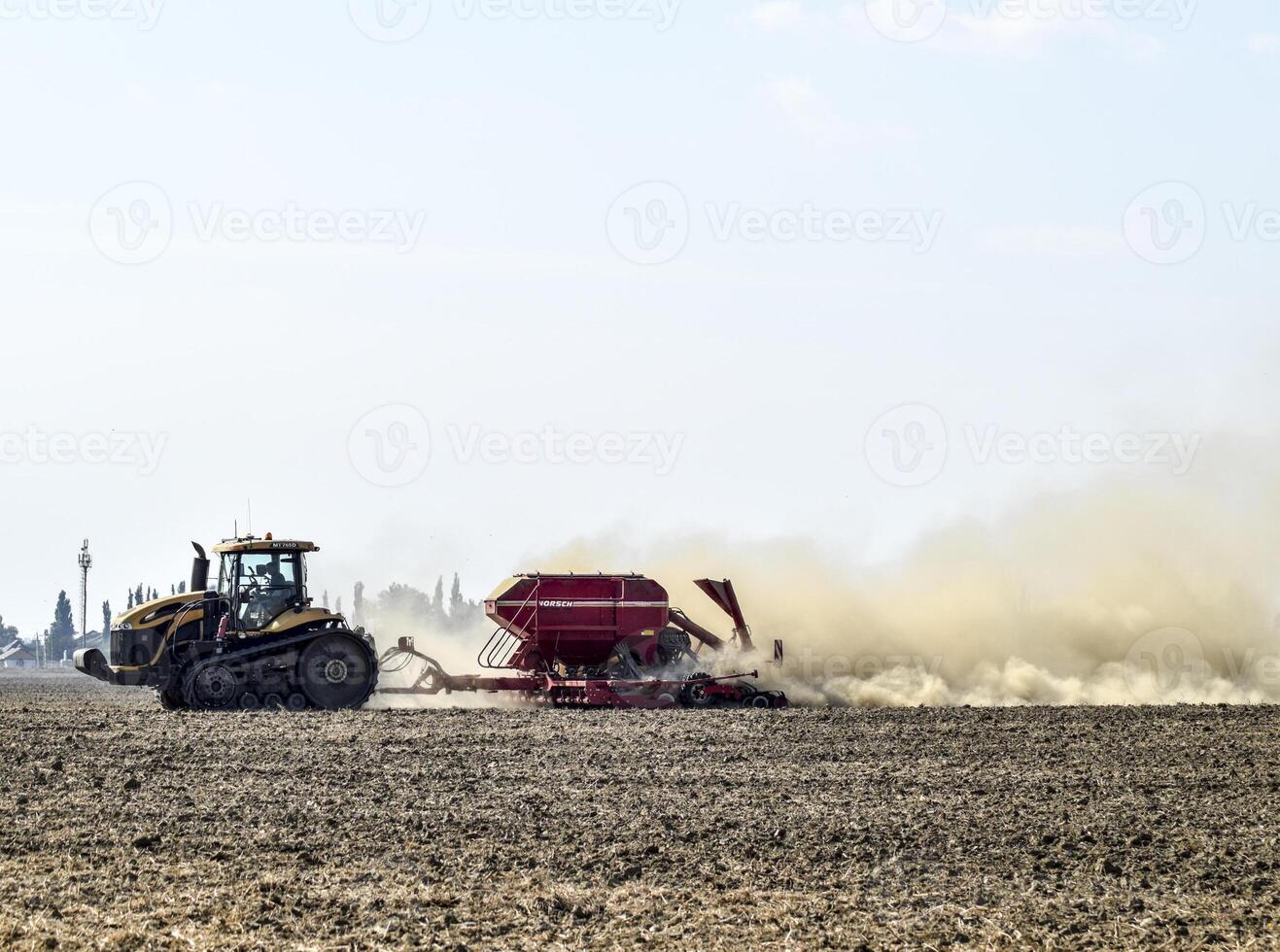 trattore cavalcate su il campo e fa il fertilizzante in il così io foto