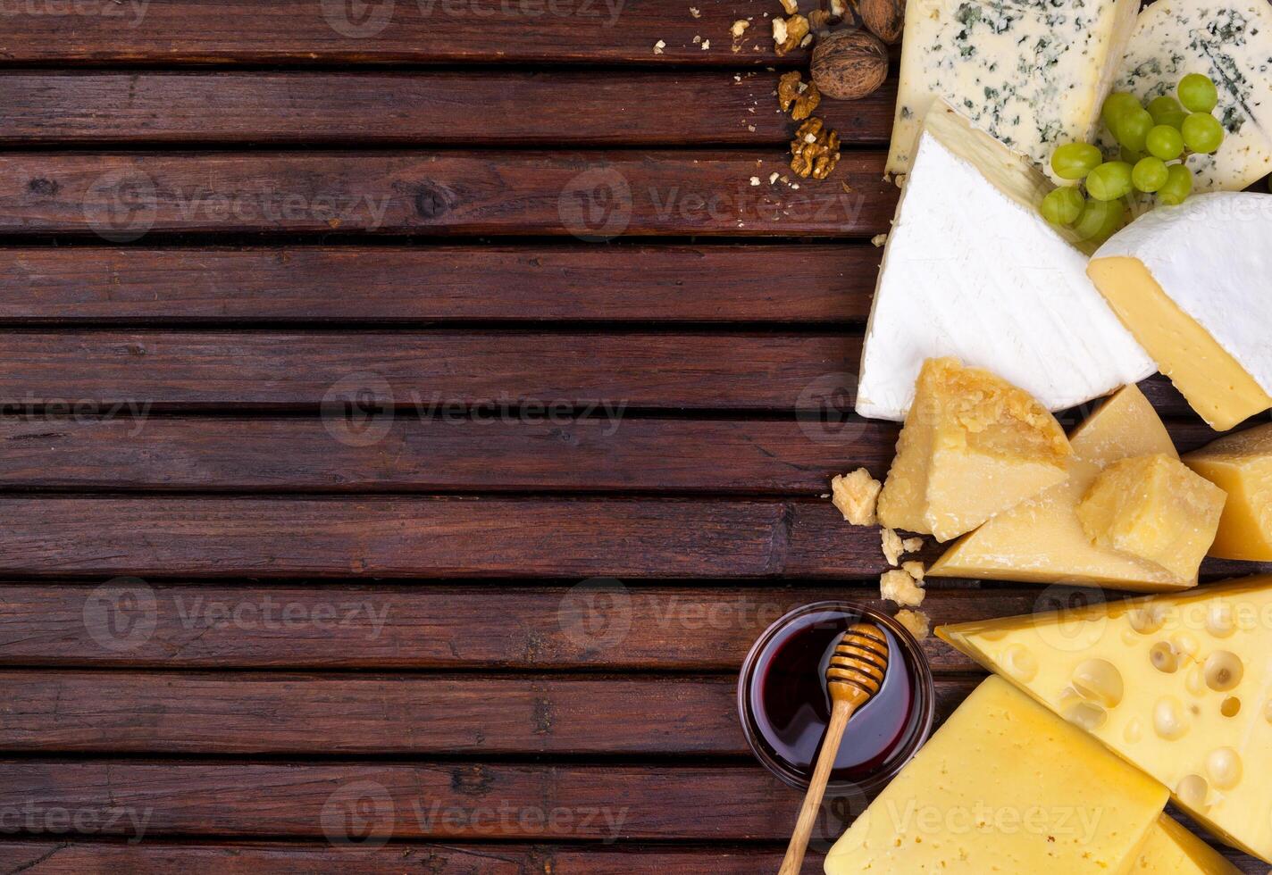 vario formaggi su di legno tavolo con vuoto spazio. foto