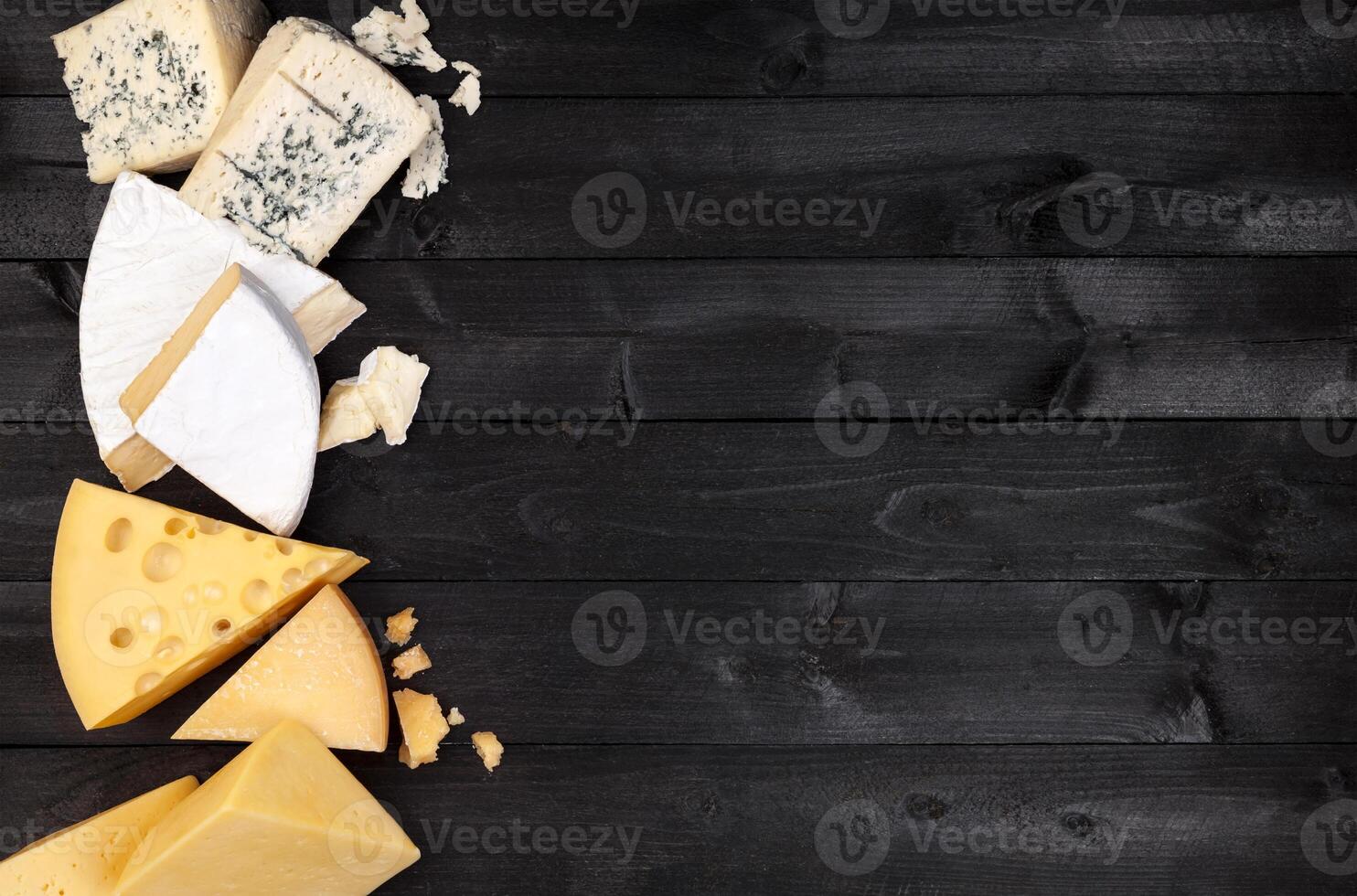diverso tipi di formaggio su nero tavolo. superiore Visualizza foto