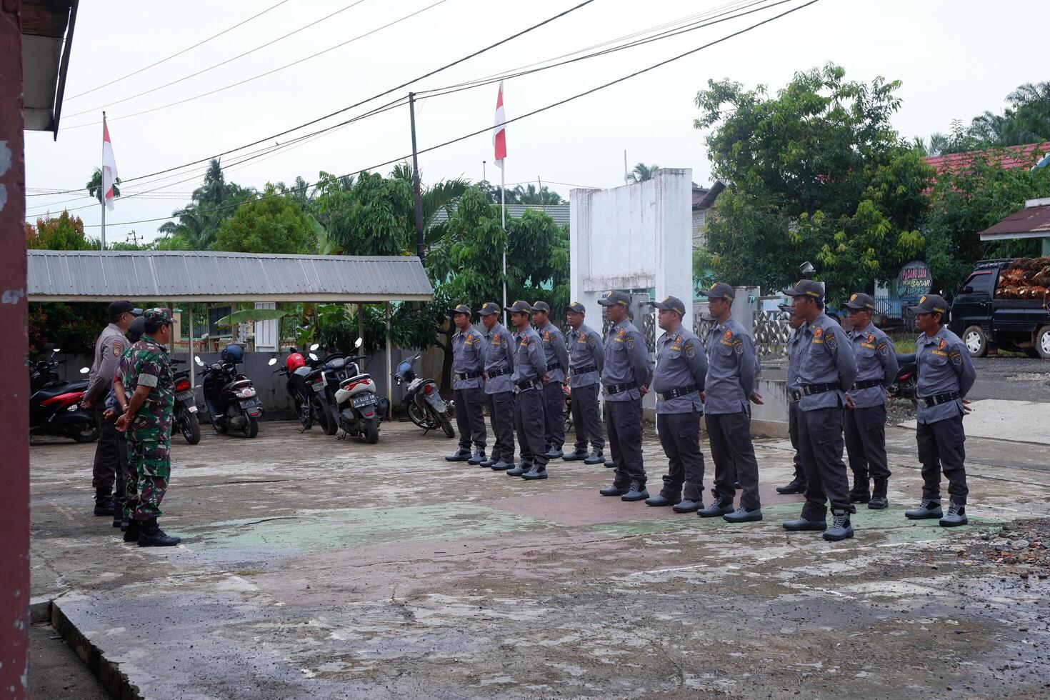 kuaro kalimantan timor, Indonesia 18 gennaio 2024. parecchi linmas persone siamo essere allenato di il indonesiano militare foto