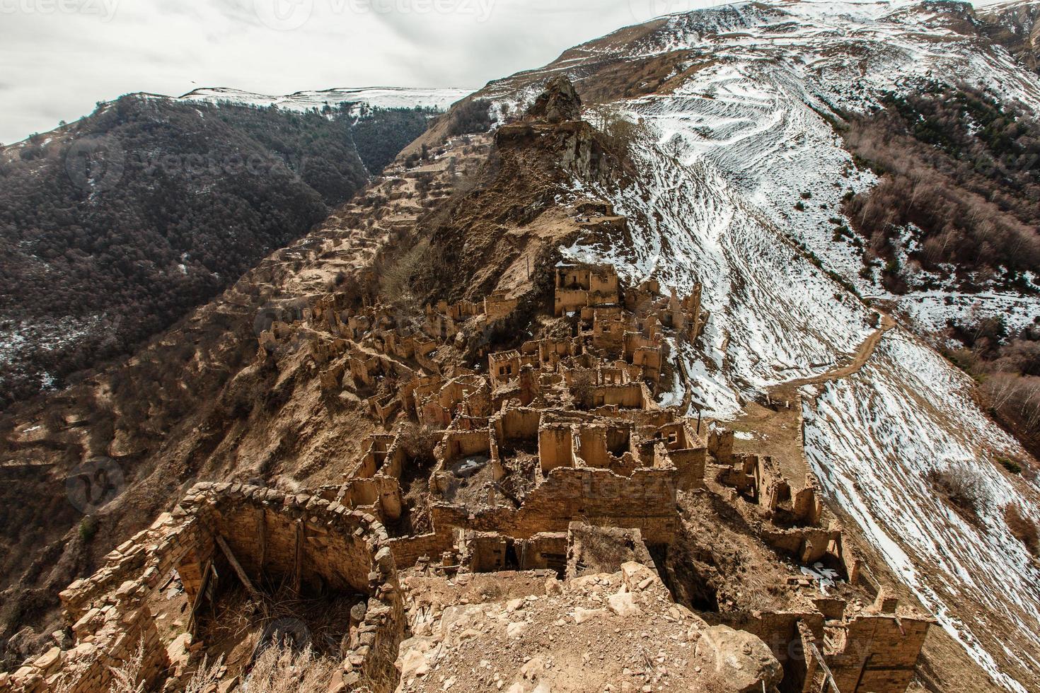 vecchia città abbandonata di gamsutl repubblica del daghestan, russia foto