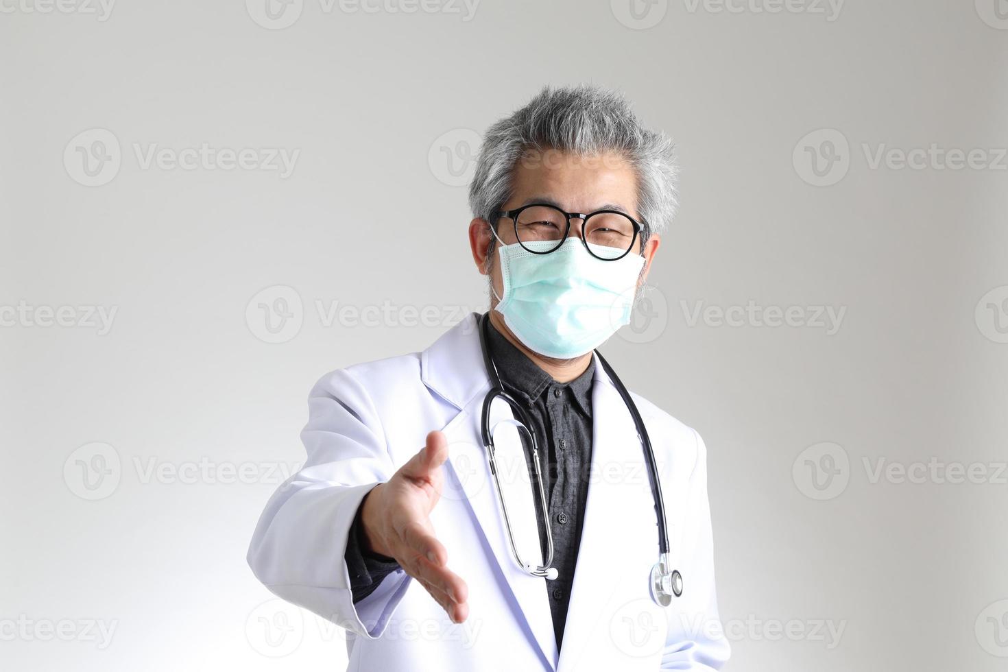 medico asiatico anziano foto