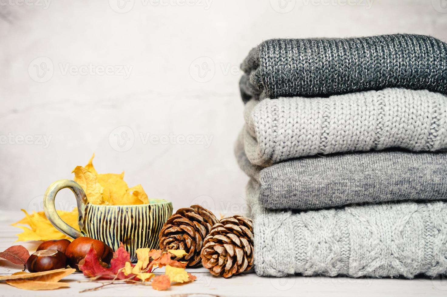 accogliente autunno dorato con un caldo maglione lavorato a maglia foto