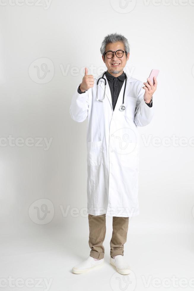 medico asiatico anziano foto