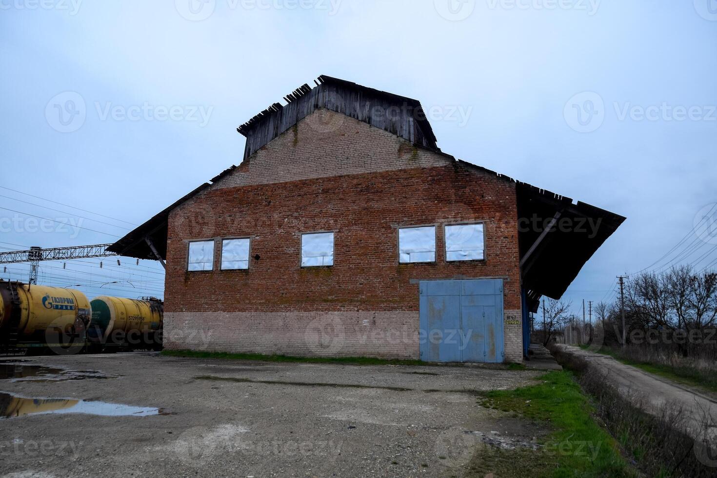 il vecchio edificio a il ferrovia stazione, abbandonato sovietico edifici. foto