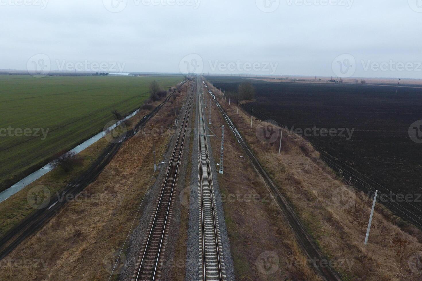 tracciare ferrovia. superiore Visualizza su il rotaie. alta tensione energia Linee fo foto