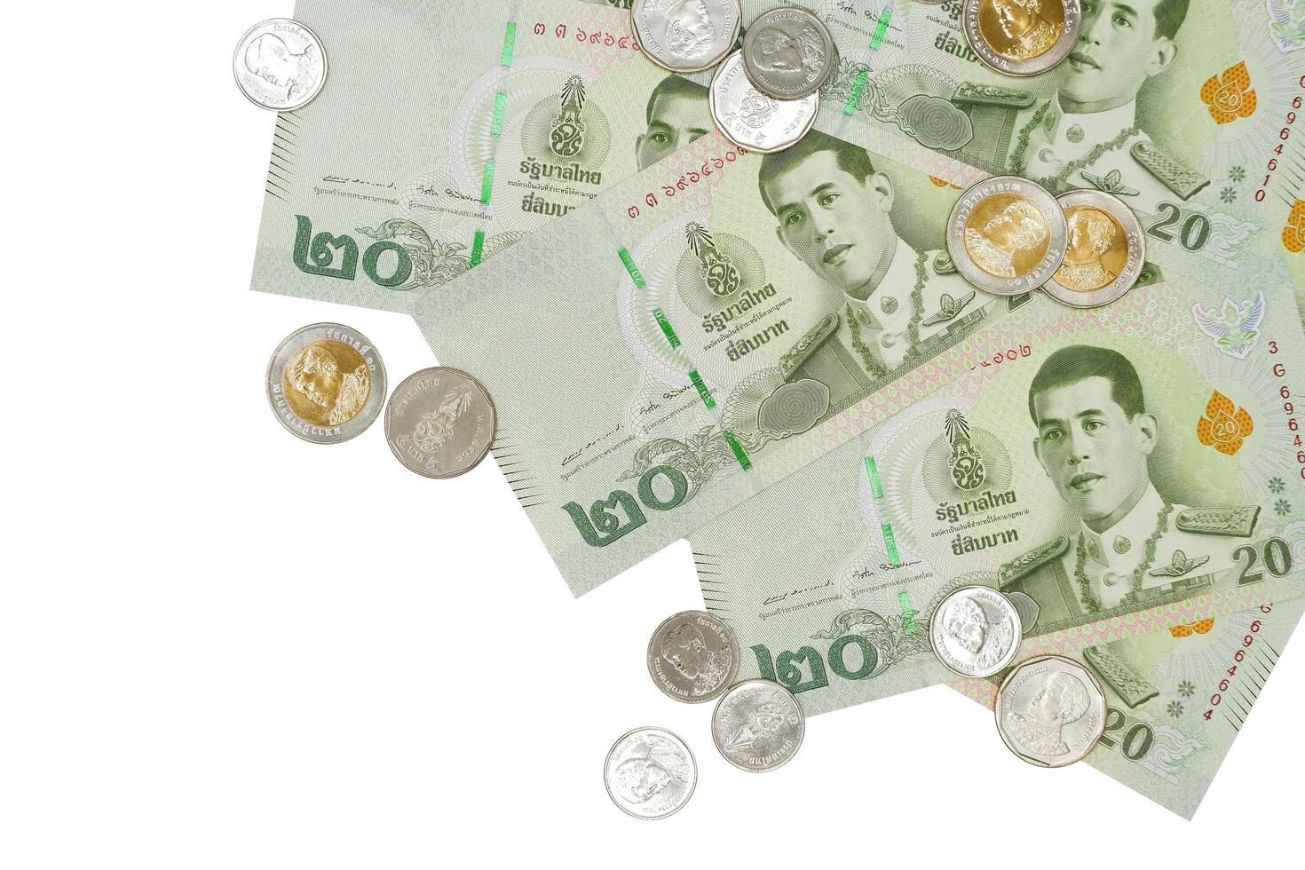 mucchio di nuovo 20 tailandese baht banconote e monete, isolato su bianca sfondo. attività commerciale e finanza concetto. foto