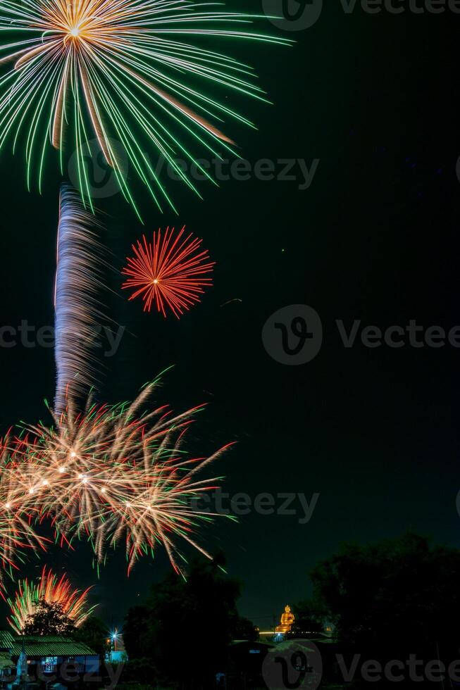 fuochi d'artificio sul fiume nel cielo scuro foto