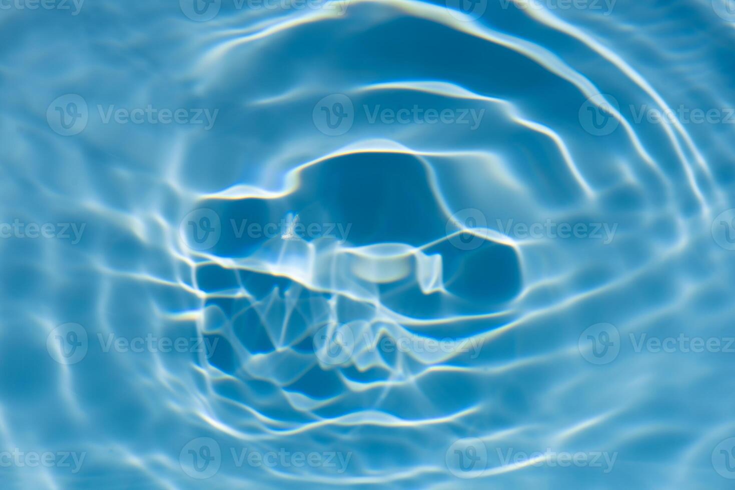 acqua blu onde su il superficie increspature sfocato. defocus sfocato trasparente blu colorato chiaro calma acqua superficie struttura con spruzzo e bolle. acqua onde con splendente modello struttura sfondo. foto