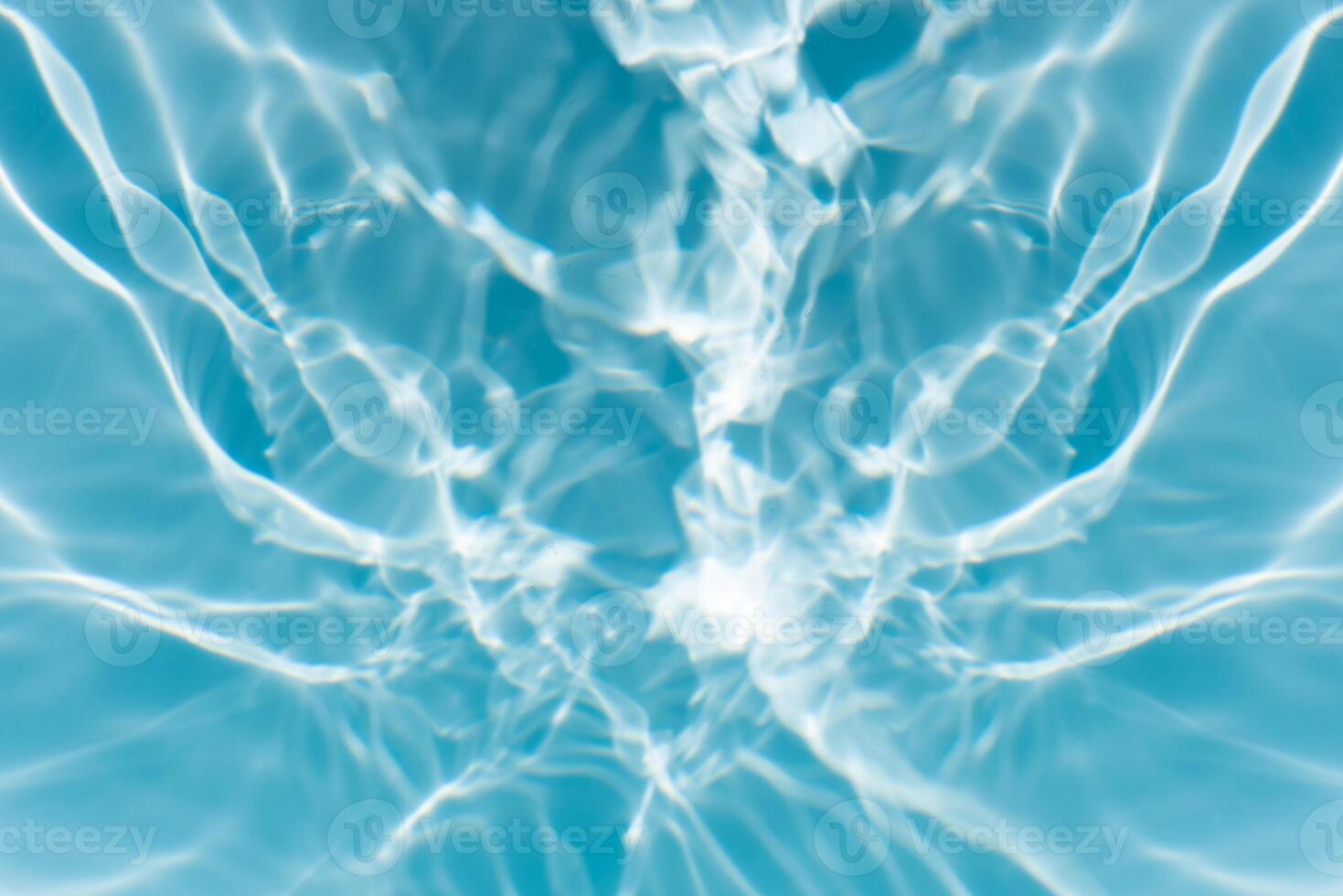 acqua blu onde su il superficie increspature sfocato. defocus sfocato trasparente blu colorato chiaro calma acqua superficie struttura con spruzzo e bolle. acqua onde con splendente modello struttura sfondo. foto