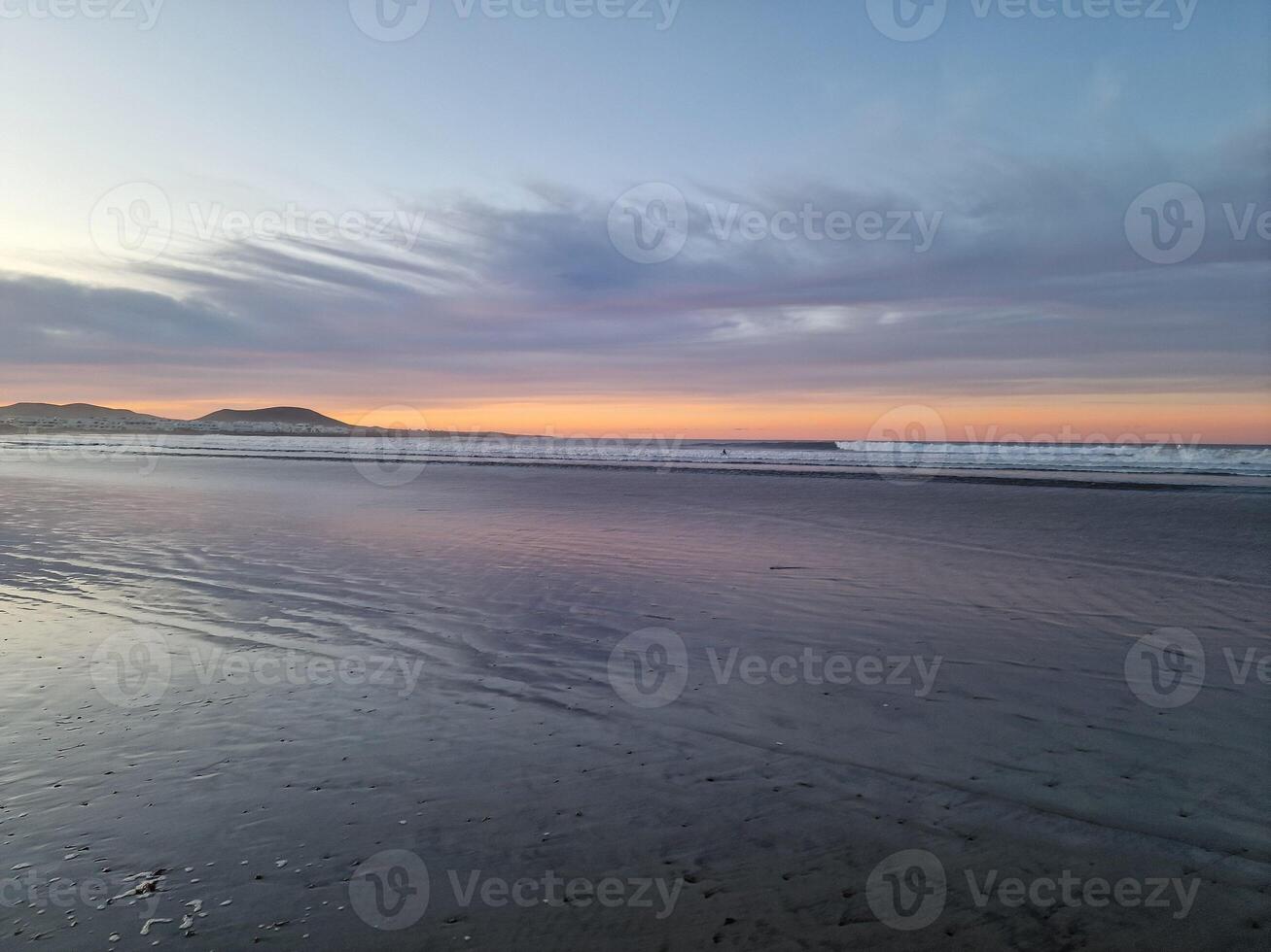 tramonto su famara spiaggia su Lanzarote isola foto